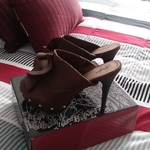 Dark brown 8.5 shoe, classy you can wear it up or